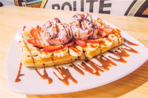 WAFFLES CON BANANO Y FRESAS
