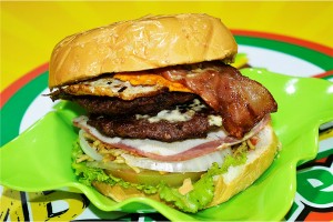 HAMBURGUESA DOBLE CARNE, HUEVO Y TOCINETA