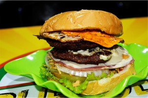 HAMBURGUESA DOBLE CARNE CON  HUEVO