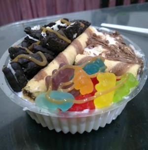 NAPOLE�N CON GALLETAS OREO, CREMA DE AVELLANAS, GUSANITOS DE GOMA  Y BARQUILLOS