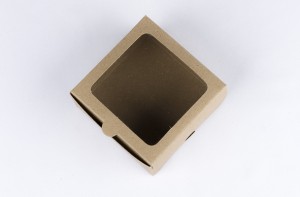 Caja de cartón 10x10x5cm (S) con Ventana de acetato KRAFT (B2-P1-E7-A3-A)